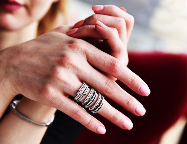 Veľa strieborných prsteňov na prste ženskej ruky.jpg